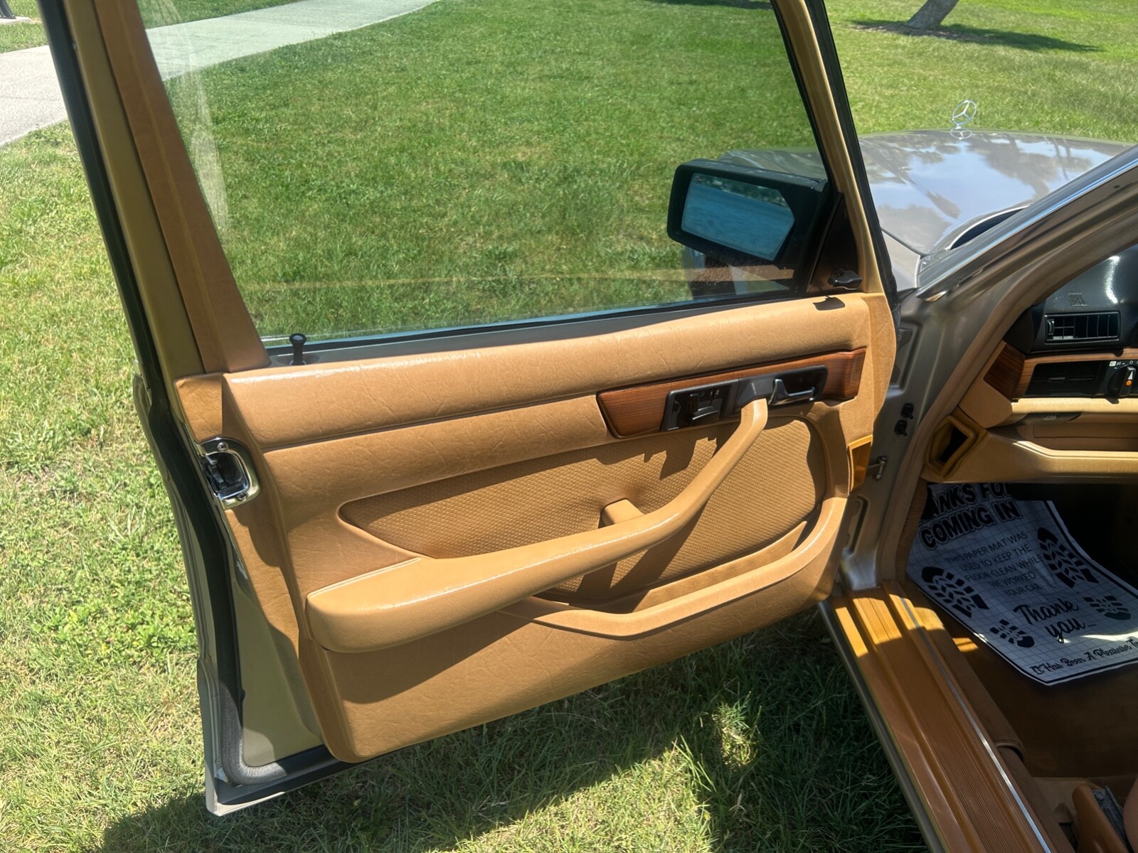 Mercedes-Benz-300-Series-1986-Sedan-8