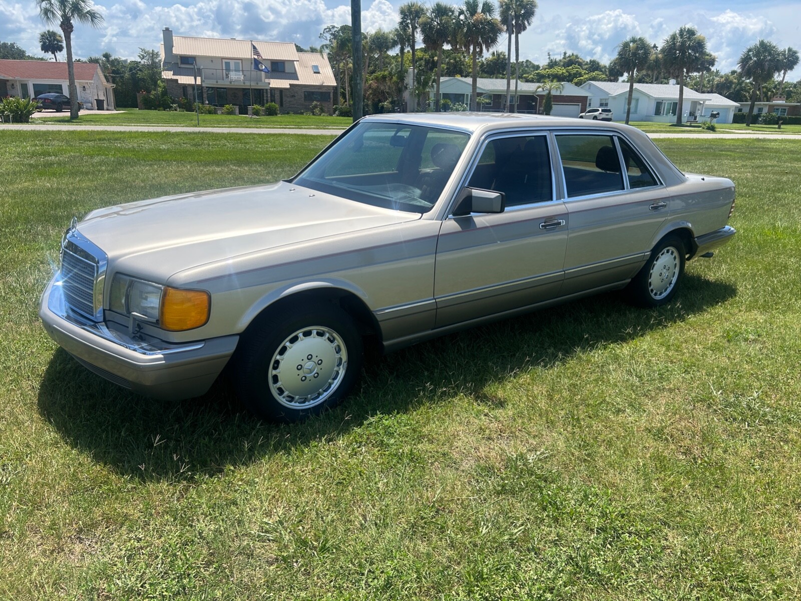 Mercedes-Benz-300-Series-1986-Sedan