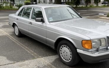 Mercedes-Benz-300-Series-1988-Sedan-1