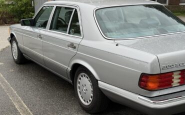 Mercedes-Benz-300-Series-1988-Sedan-2