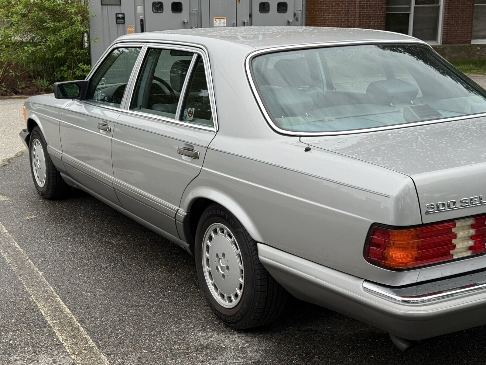 Mercedes-Benz-300-Series-1988-Sedan-2