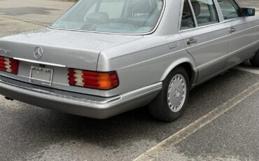 Mercedes-Benz-300-Series-1988-Sedan-3