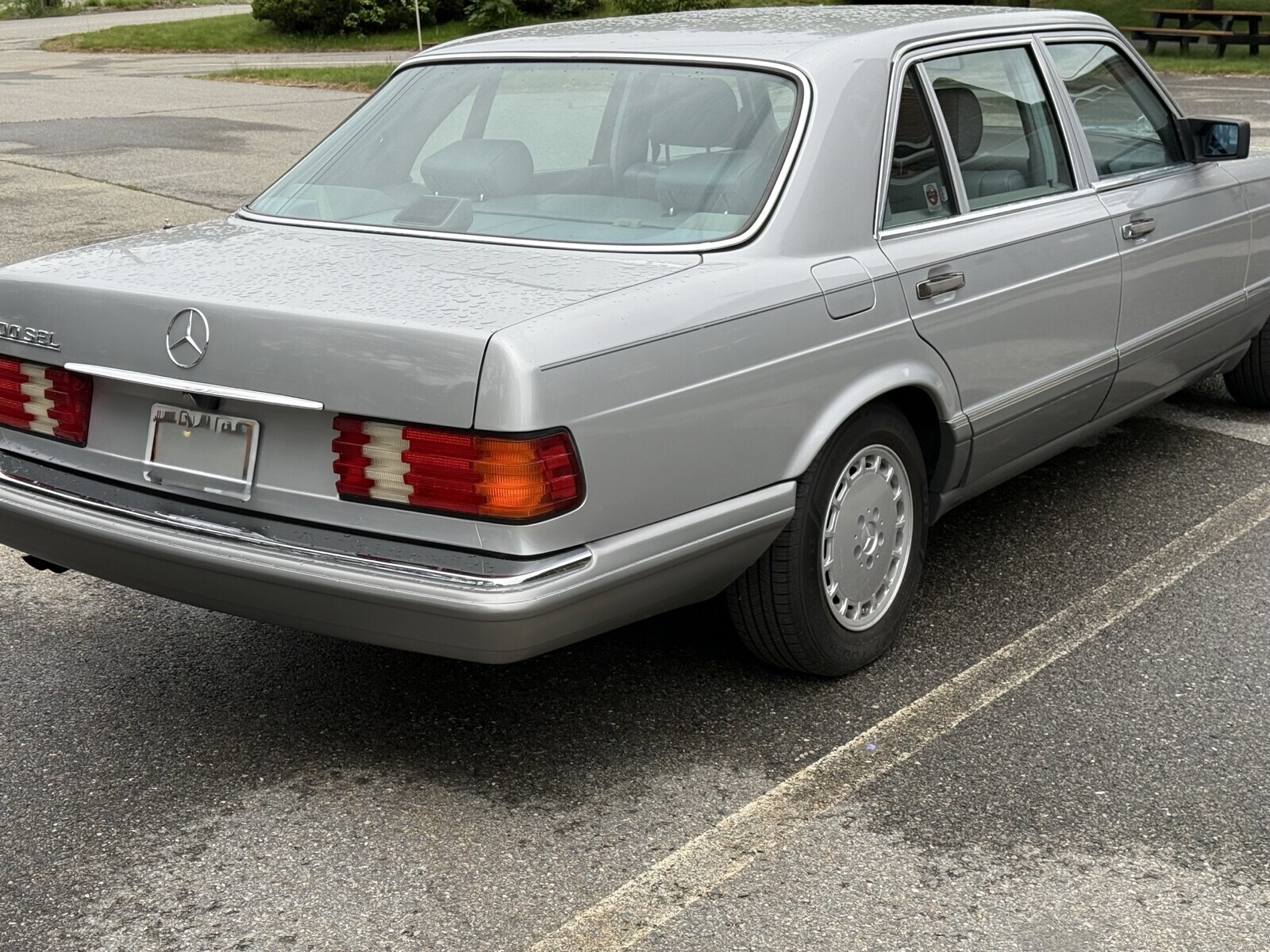 Mercedes-Benz-300-Series-1988-Sedan-3