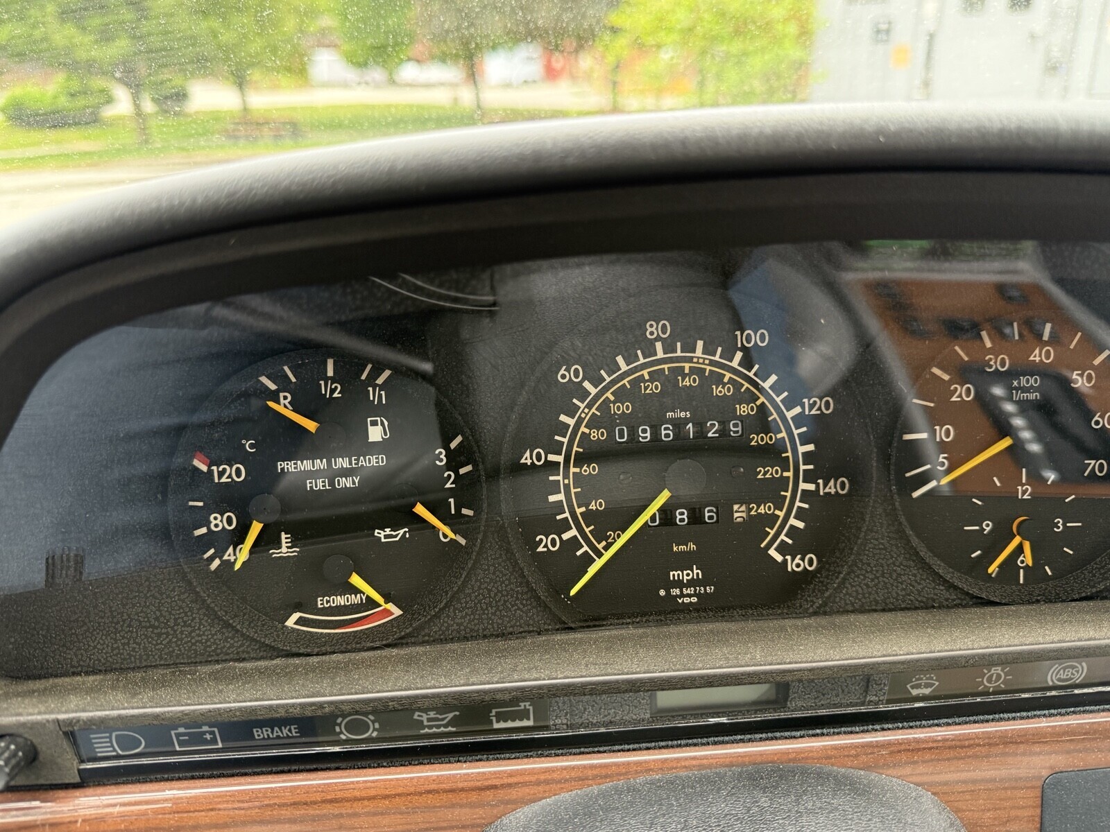 Mercedes-Benz-300-Series-1988-Sedan-4