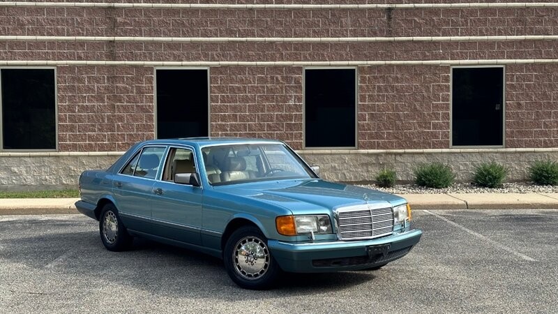 Mercedes-Benz-300-Series-1991-Sedan-1