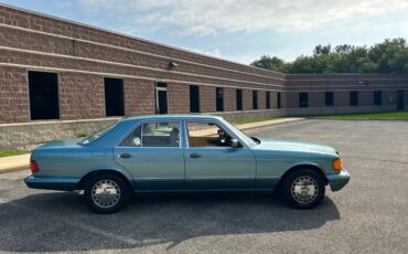 Mercedes-Benz-300-Series-1991-Sedan-3