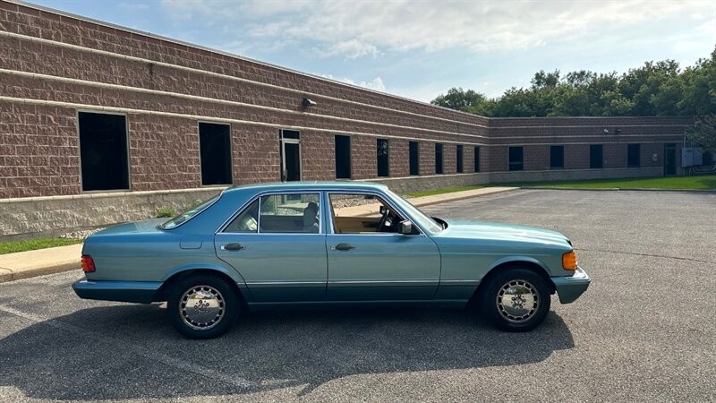 Mercedes-Benz-300-Series-1991-Sedan-3