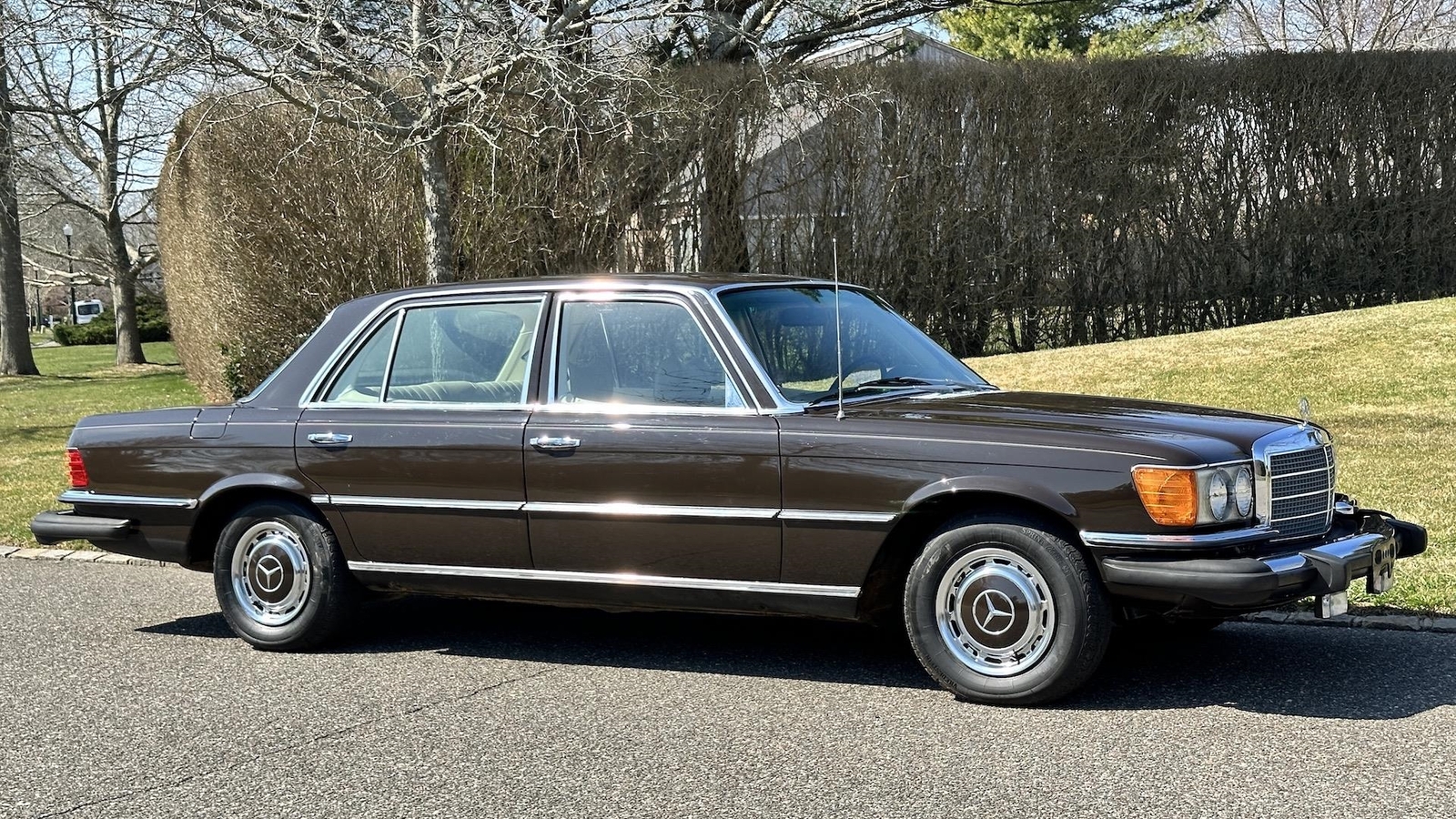 Mercedes-Benz-400-Series-1974-SEDAN-11