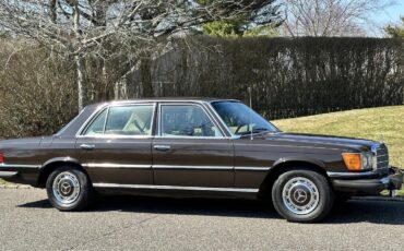 Mercedes-Benz-400-Series-1974-SEDAN-12