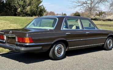 Mercedes-Benz-400-Series-1974-SEDAN-17
