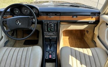 Mercedes-Benz-400-Series-1974-SEDAN-2