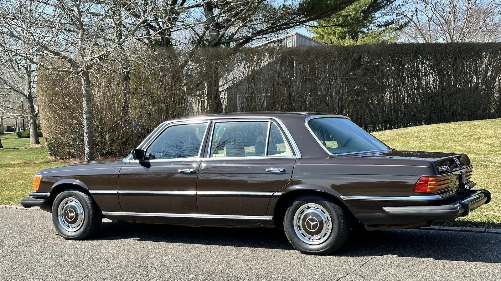 Mercedes-Benz-400-Series-1974-SEDAN-26