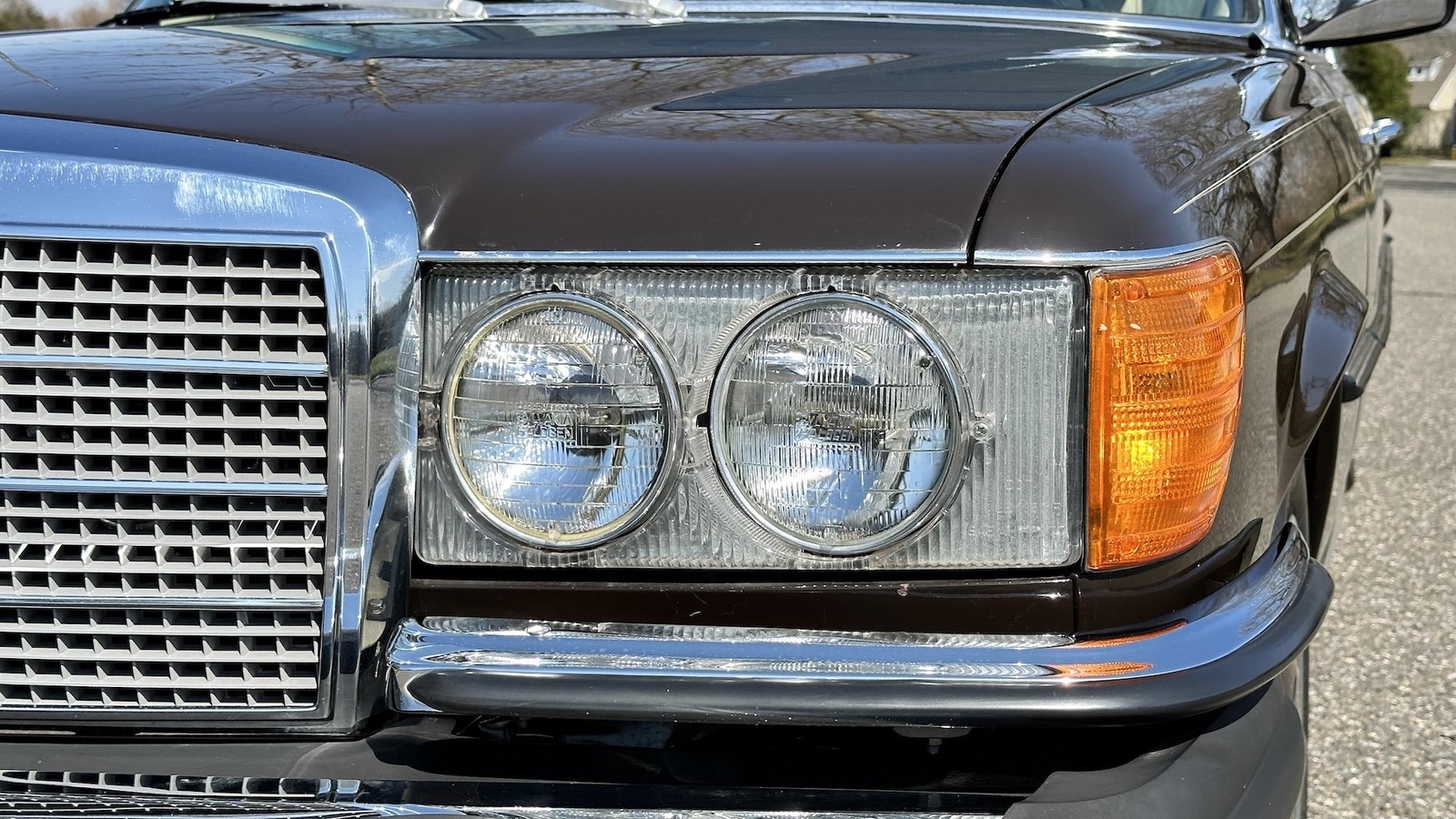 Mercedes-Benz-400-Series-1974-SEDAN-35