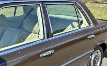 Mercedes-Benz-400-Series-1974-SEDAN-36