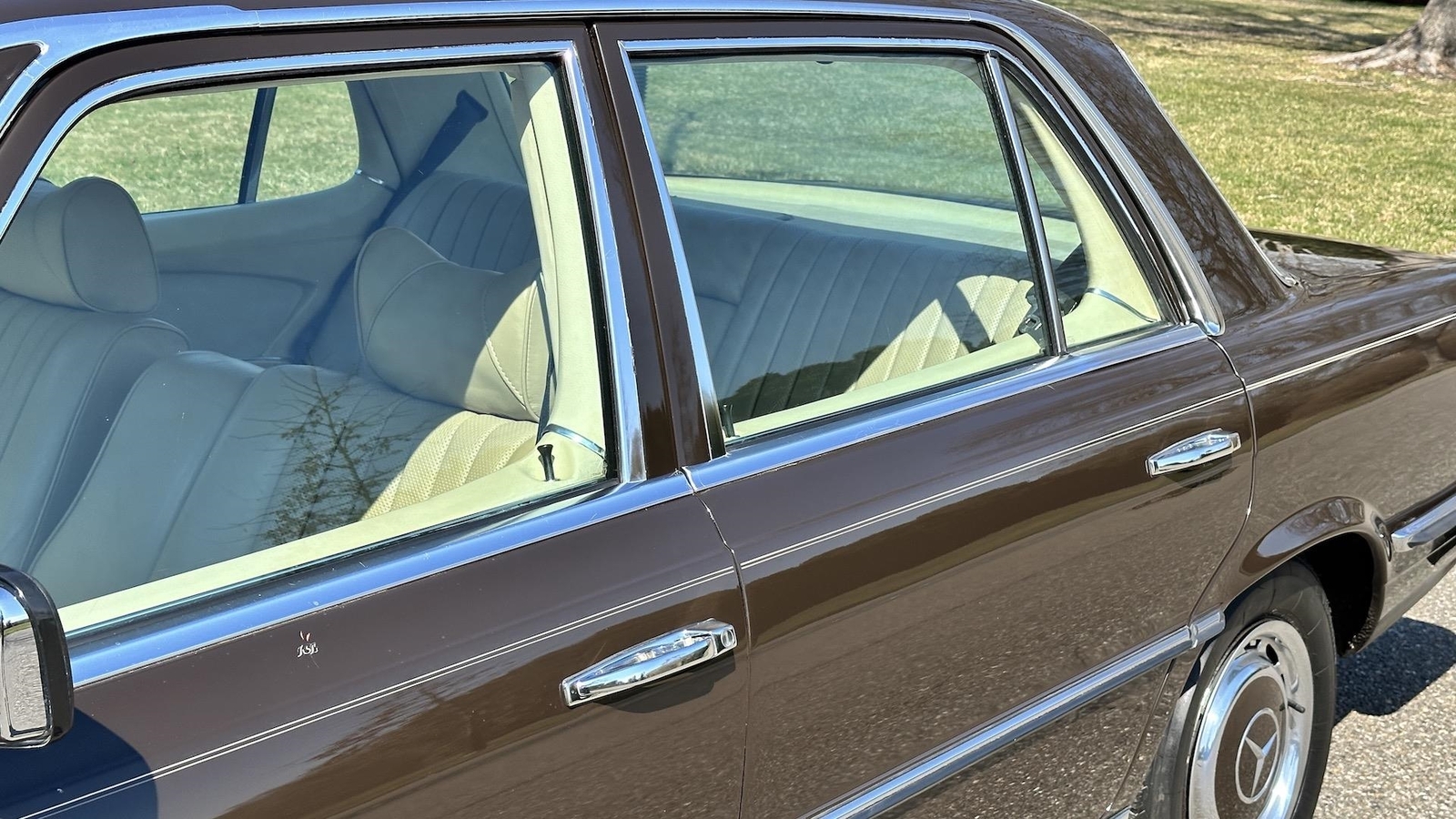 Mercedes-Benz-400-Series-1974-SEDAN-36