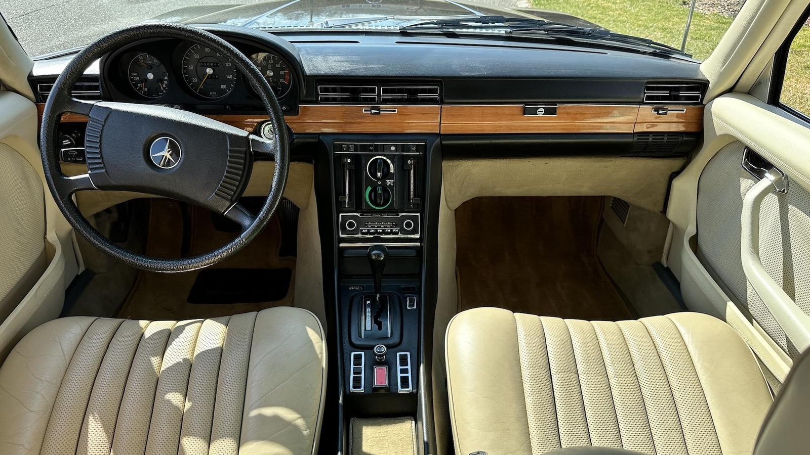 Mercedes-Benz-400-Series-1974-SEDAN-38