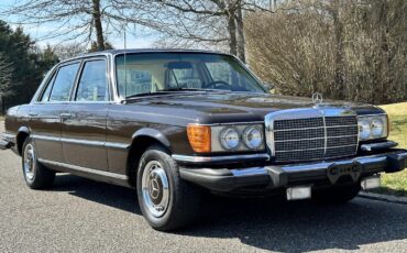 Mercedes-Benz-400-Series-1974-SEDAN-7