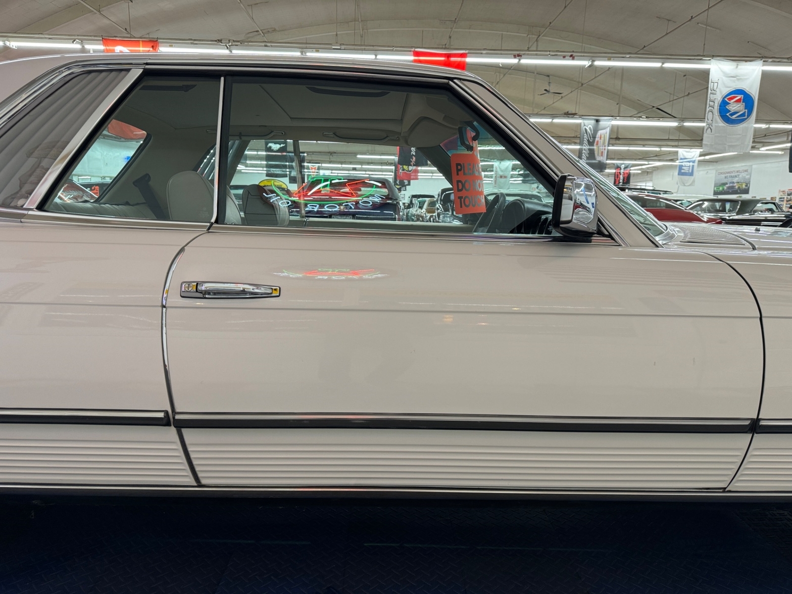 Mercedes-Benz-400-Series-1977-23