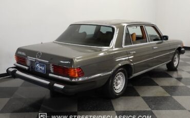 Mercedes-Benz-400-Series-1979-Sedan-10