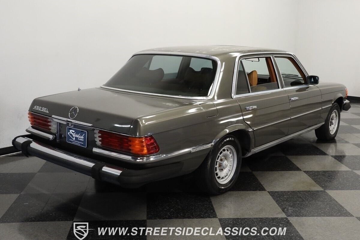 Mercedes-Benz-400-Series-1979-Sedan-10