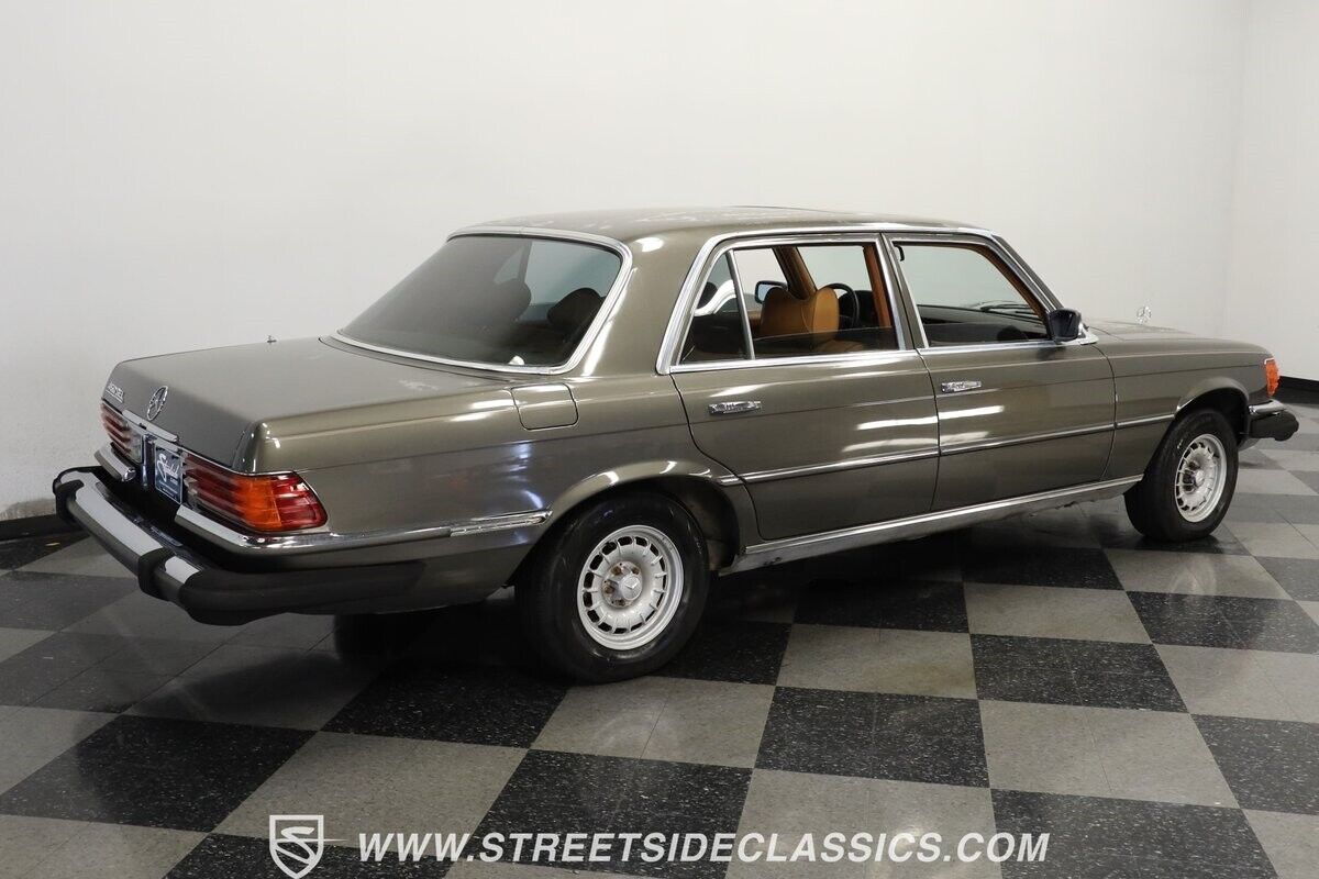Mercedes-Benz-400-Series-1979-Sedan-11