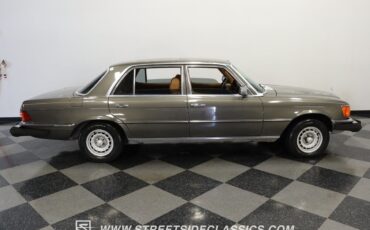 Mercedes-Benz-400-Series-1979-Sedan-12