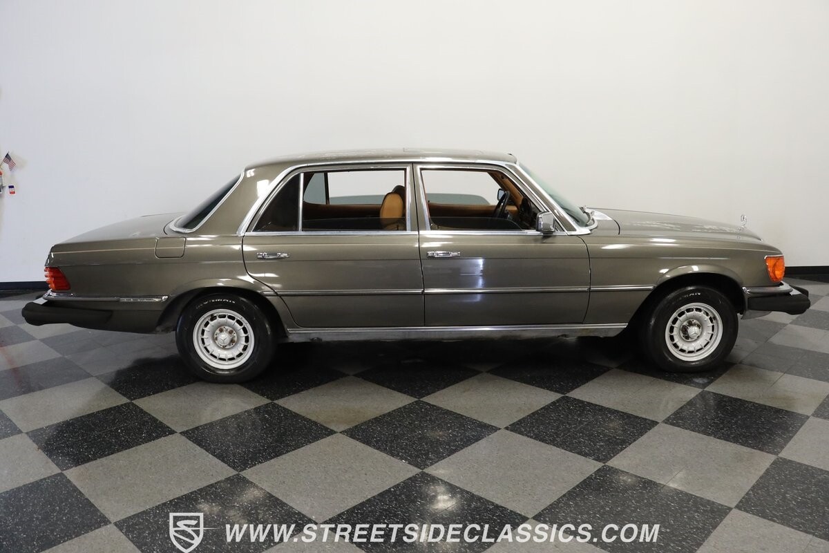 Mercedes-Benz-400-Series-1979-Sedan-12