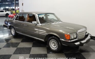 Mercedes-Benz-400-Series-1979-Sedan-13