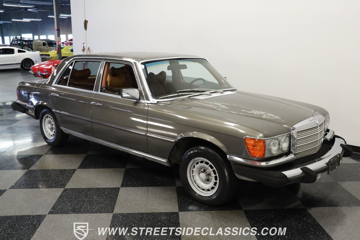 Mercedes-Benz-400-Series-1979-Sedan-13