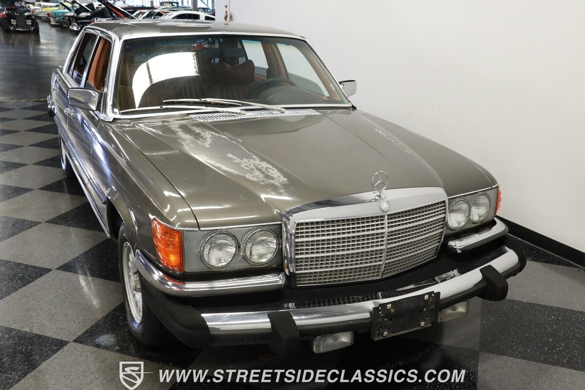 Mercedes-Benz-400-Series-1979-Sedan-14