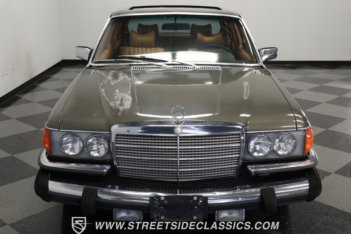 Mercedes-Benz-400-Series-1979-Sedan-15