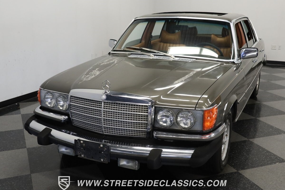 Mercedes-Benz-400-Series-1979-Sedan-16