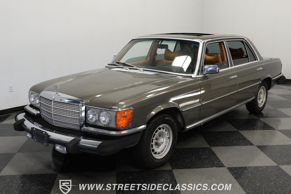 Mercedes-Benz-400-Series-1979-Sedan-17