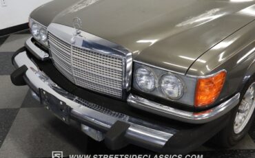Mercedes-Benz-400-Series-1979-Sedan-18