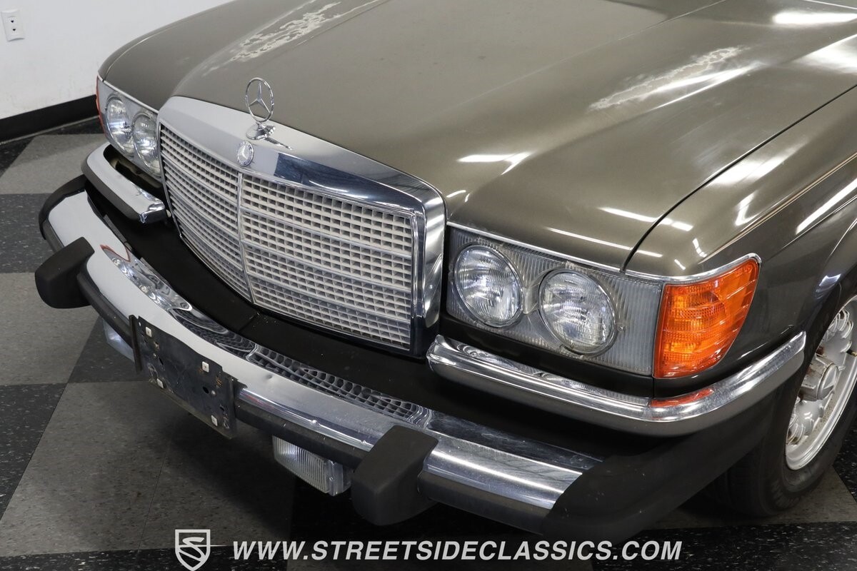 Mercedes-Benz-400-Series-1979-Sedan-18
