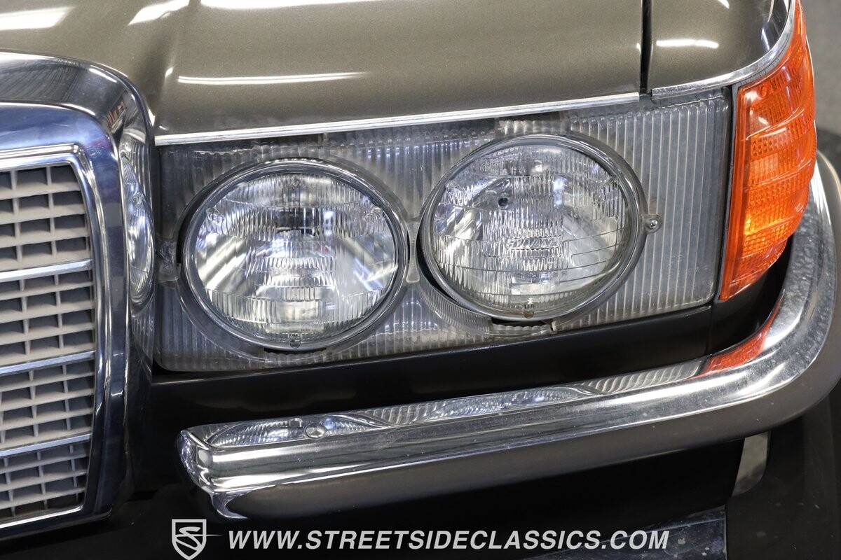 Mercedes-Benz-400-Series-1979-Sedan-19