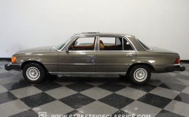 Mercedes-Benz-400-Series-1979-Sedan-2