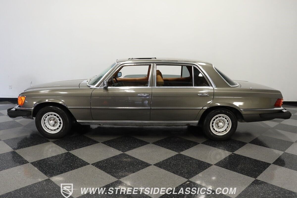 Mercedes-Benz-400-Series-1979-Sedan-2
