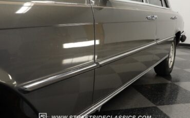 Mercedes-Benz-400-Series-1979-Sedan-21