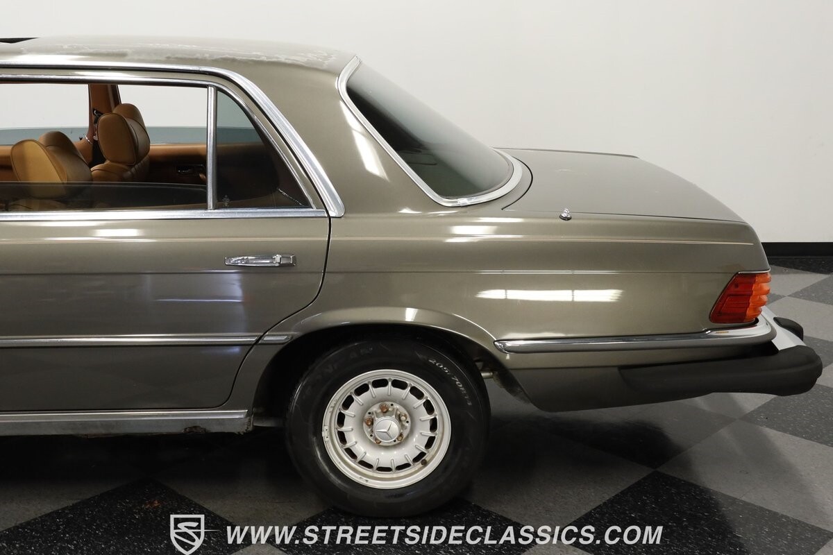 Mercedes-Benz-400-Series-1979-Sedan-23