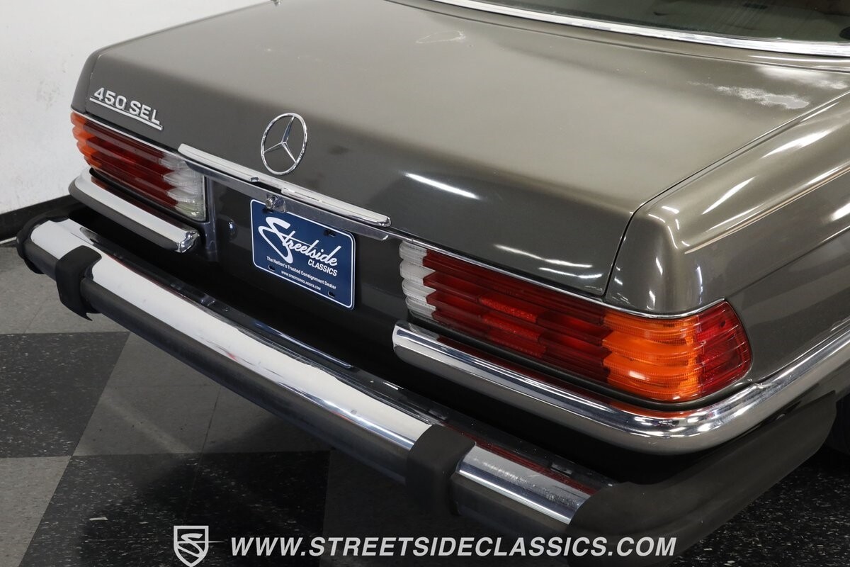 Mercedes-Benz-400-Series-1979-Sedan-24