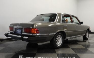 Mercedes-Benz-400-Series-1979-Sedan-25