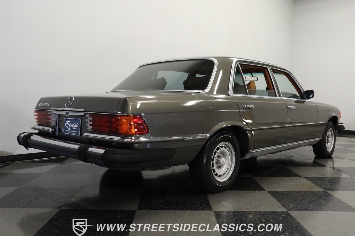 Mercedes-Benz-400-Series-1979-Sedan-25