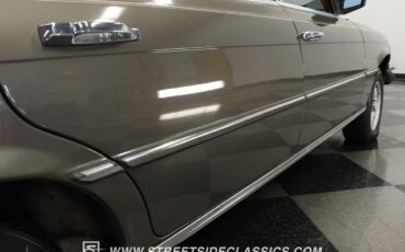 Mercedes-Benz-400-Series-1979-Sedan-26