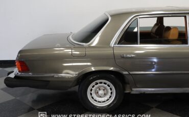 Mercedes-Benz-400-Series-1979-Sedan-27