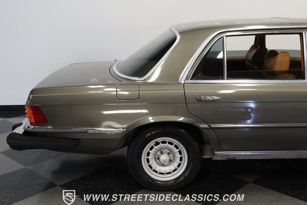 Mercedes-Benz-400-Series-1979-Sedan-27