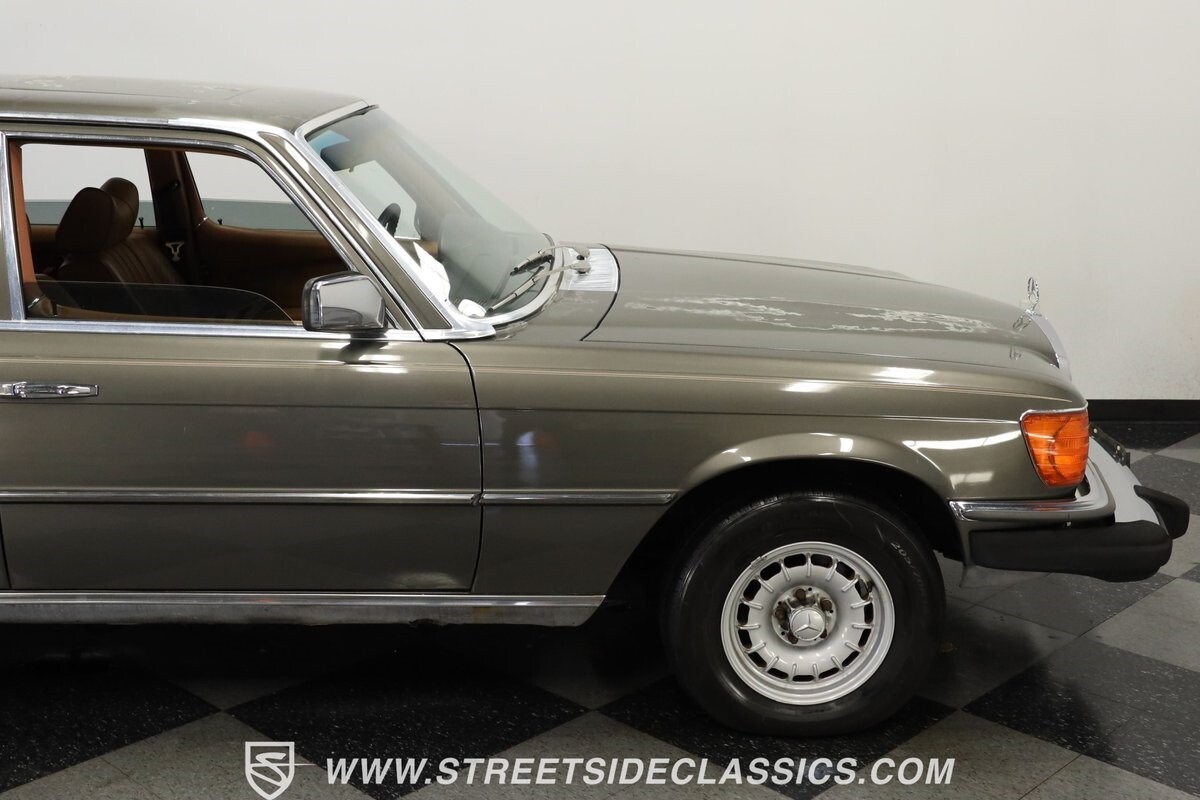 Mercedes-Benz-400-Series-1979-Sedan-28