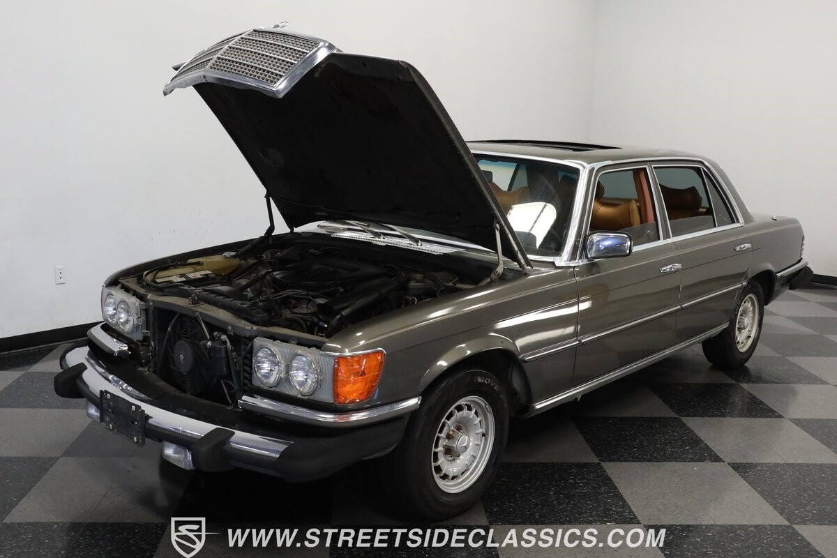 Mercedes-Benz-400-Series-1979-Sedan-29