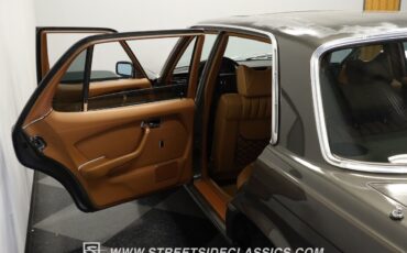 Mercedes-Benz-400-Series-1979-Sedan-32
