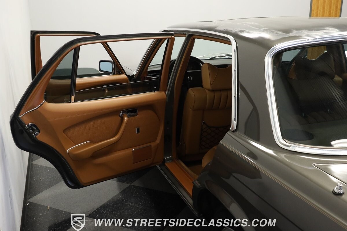 Mercedes-Benz-400-Series-1979-Sedan-32